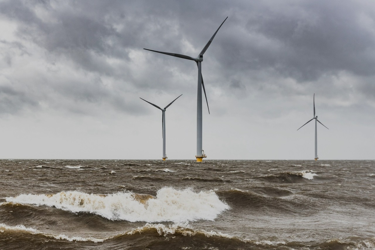 Morska farma wiatrowa - turbiny wiatrowe na wzburzonym morzu.