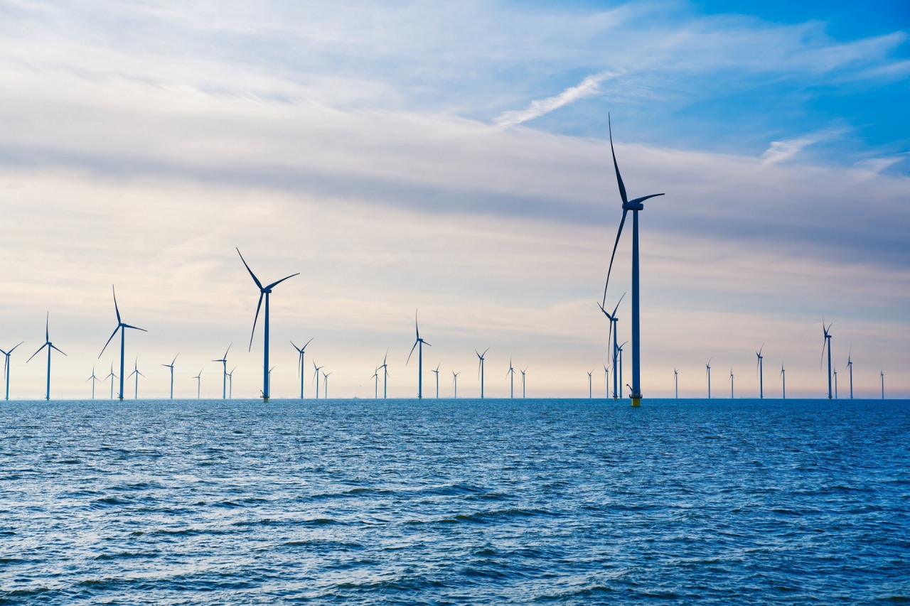 Wiatraki na morskiej farmie wiatrowej jako źródło energii odnawialnej.
