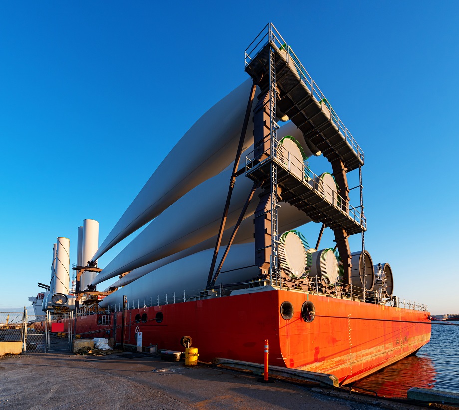 Statek heavy-lift służący do transportu elementów składowych morskiej turbiny wiatrowej.