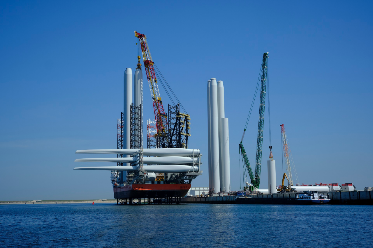 Statek jack-up służący do transportu elementów niezbędnych do budowy morskich turbin wiatrowych.